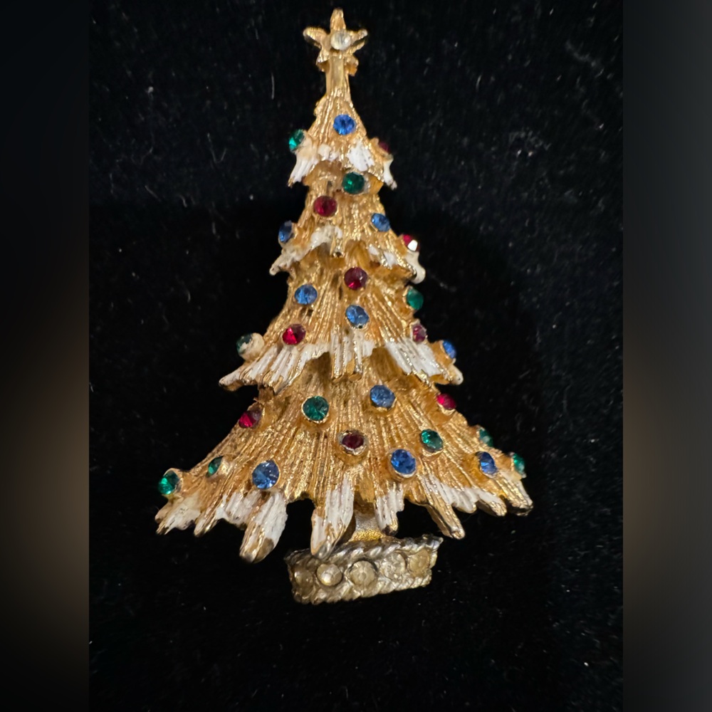 Hattie Carnegie Christmas tree pin.